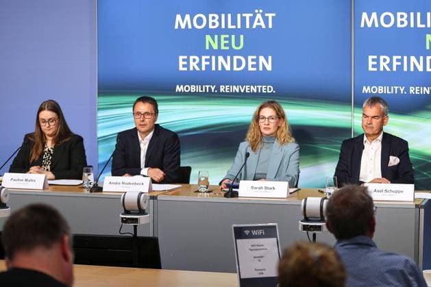 Berlin, Deutschland, 02.06.2026: Haus der Bundespressekonferenz: Jahrespressekonferenz: Verband der Bahnindustrie Bilanz Geschäftsjahr 2025: Pauline Maitre, VDB-Verbandssprächerin, Andre Rodenbeck, VDB-Präsident, Sarah Stark, VDB-Hauptgeschäftsführerin und Axel Schuppe, VDB-Geschäftsführer Copyright: xdtsxNachrichtenagenturx dts_121642