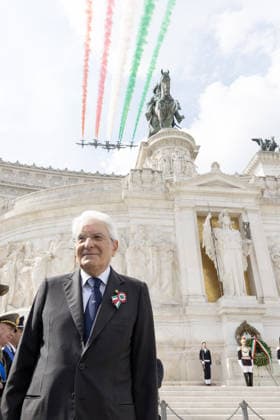 Foto IPP SPGR Francesco Ammendola Roma 02 06 2026 Festa della Repubblica dell Italia istituita per ricordare la nascita della Repubblica Italiana nella foto Il Presidente della Repubblica Sergio Mattarella sopra di lui il passaggio delle Frecce Tricolori Pattuglia Acrobatica Nazionale dell Aeronautica Militare Italiana all Altare della Patria (foto di Francesco Ammendola - Ufficio per la Stampa e la Comunicazione della Presidenza della Repubblica)