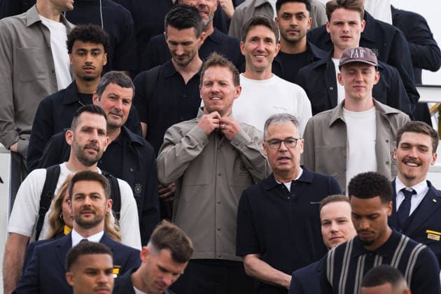 Abflug der Fußballnationalmannschaft am Flughafen Frankfurt 02.06.2026, Sport, Frankfurt am Main, Abflug der Fußballnationalmannschaft am Flughafen Frankfurt Julian Nagelsmann macht sich die Jacke zu beim Mannschaftsfoto auf der Rolltreppe des Flugzeugs Frankfurt Flughafen Frankfurt Hessen Deutschland Copyright: xJamesxZabelx