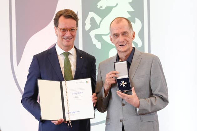 Verleihung des Verdienstorden des Landes Nordrhein-Westfalen Ministerpraesident Hendrik Wuest gemeinsam mit Georg Uecker und dem Orden in Hand bei der Verleihung des Verdienstorden des Landes Nordrhein-Westfalen durch den Ministerpraesidenten in NRW, Duesseldorf, 02.06.2026 Duesseldorf NRW Deutschland
