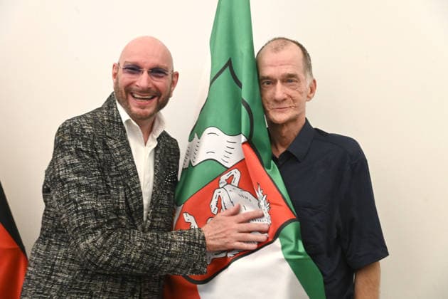 v.l. Ralph MORGENSTERN, Moderator, Georg UECKER, Schauspieler, Ministerpraesident Hendrik WUEST zeichnet Buergerinnen und Buerger aus Nordrhein-Westfalen fuer ihr aussergewoehnliches Engagement fuer die Gesellschaft mit dem Verdienstorden des Landes aus, Verleihung des Verdienstordens des Landes Nordrhein-Westfalen in Duesseldorf am 02.06.2026