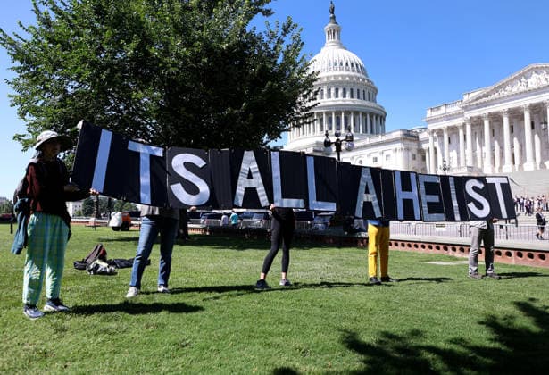 June 2, 2026, Washington, District Of Columbia, USA: Demonstrators hold signs reading It s all a heist during an event protesting US President Donald Trump s IRS settlement and his Anti-Weaponisation Fund outside the US Capitol building in Washington, DC, USA, on June 2, 2026. The Justice Department said on June 1, 2026, it will abide by a court ruling temporarily freezing a .8 billion compensation package that critics have denounced as a slush fund for President Donald Trump s political allies. Washington USA - ZUMAs337 20260602_znp_s337_004 Copyright: xGentxShkullakux