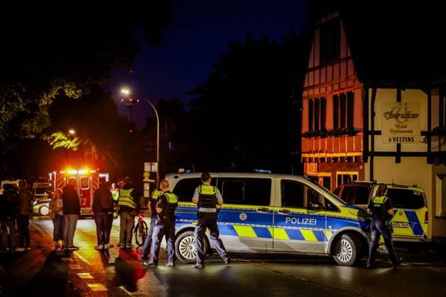 Bedrohungslage mit Kindern ** NUR FÜR REDAKTIONELLE ZWECKE ** EDITORIAL USE ONLY **<p>Einsatz der Polizei und Sonderkommandos in der Nacht zu Mittwoch 3. Juni 2026 in Dortmund-Höchsten. Ein Mann soll auf einen Polizisten geschossen und seine drei Kinder als Geiseln genommen haben. Ein Polizist wurde bei einem Schuss leicht verletzt. Deutschland Dortmund-Höchsten Dortmund-Höchsten Copyright: AndrÃ xHirtz