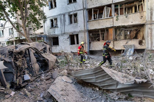 Aftermath of Russian overnight attack in Kyiv s Podilskyi district. Rescuers of the State Emergency Service walk through the rubble outside a nine-storey residential building in the Podilskyi district, damaged by a missile and drone strike, in Kyiv, Ukraine, on June 2, 2026. The overnight strike results in six fatalities and 79 injuries, including three children, in the Ukrainian capital. In the Podilskyi district, residential buildings, a garage cooperative, a communal enterprise, and a four-storey educational institution sustain damage. Kyiv Ukraine Copyright: xKyryloxChubotinx originalFilename: ukrinform-aftermat260603_npu8R.jpg