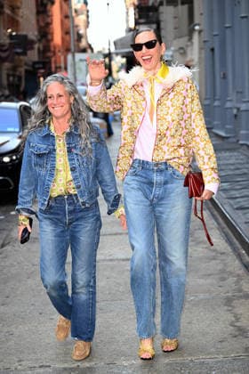 Entertainment Bilder des Tages Jenna Lyons Real Housewives of New York and her partner Cass Bird all smiles holding hands in Soho New York Featuring: Jenna Lyons, Cass Bird Where: New York City, New York, United States When: 03 Jun 2026 Credit: Elder Ordonez INSTARimages EDITORIAL USE ONLY. NOT FOR USE BY NEWSPAPERS BASED IN THE UK. Copyright: xx instar55744080