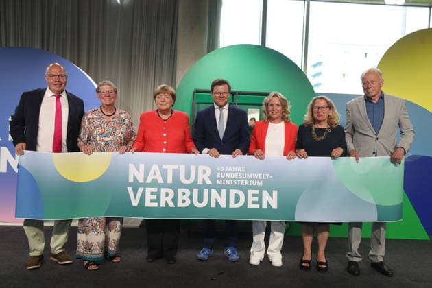 Peter Altmaier, Barbara Hendricks, Angela Merkel, Carsten Schneider, Steffi Lemke, Svenja Schulze und Jürgen Trittin beim Festakt Seit 40 Jahren NaturVerbunden zum 40. Jubiläum des Bundesumweltministeriums im CafÃ Moskau. Berlin, 02.06.2026 Copyright: xAgenturxMatthiasxWehnertx xM.xGränzdörferx