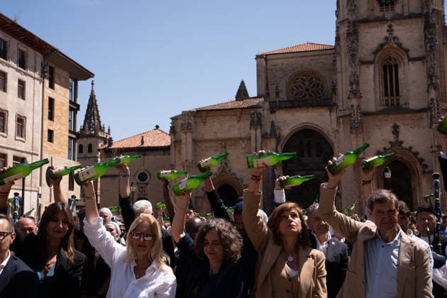 News Bilder des Tages Celebration of World Cider Day in Oviedo Celebration of World Cider Day, on June 3, 2026, in Oviedo, Asturias, Spain This festive event, held in the Cathedral Square of Oviedo, brings together cider makers, cider makers and citizens in a day of celebration of Asturian cider culture, declared Intangible Cultural Heritage of Humanity, cider makers and citizens in a day of exaltation of Asturian cider culture, declared Intangible Cultural Heritage of Humanity, which includes demonstrations of cider pouring and traditional tastings 03 JUNE 2026 Oviedo Asturias Oviedo Asturias Spain Copyright: xJuanxVegax 7569089