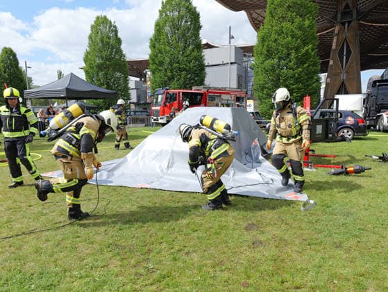 News Bilder des Tages Interschutz 2026 in Hannover Eine brennendes E-Auto wird mit einer Brandbegrenzungsdecke abgedeckt. Copyright: xBerndxGüntherx