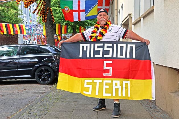 News Bilder des Tages Flaggen-Achim und die Rullichstraße Flaggen-Achim (Achim Klimmeck) ist ein bekannter Fußball-Superfan aus Essen. Er verwandelt bei großen Turnieren, wie der EM, seine Nachbarschaft in der Rullichstraße (Essen-Altendorf) in ein beeindruckendes Fahnenmeer. Dafür bringt er in wochenlanger Arbeit oft Hunderte von Flaggen an. Essen Nordrhein-Westfalen Deutschland Altendorf