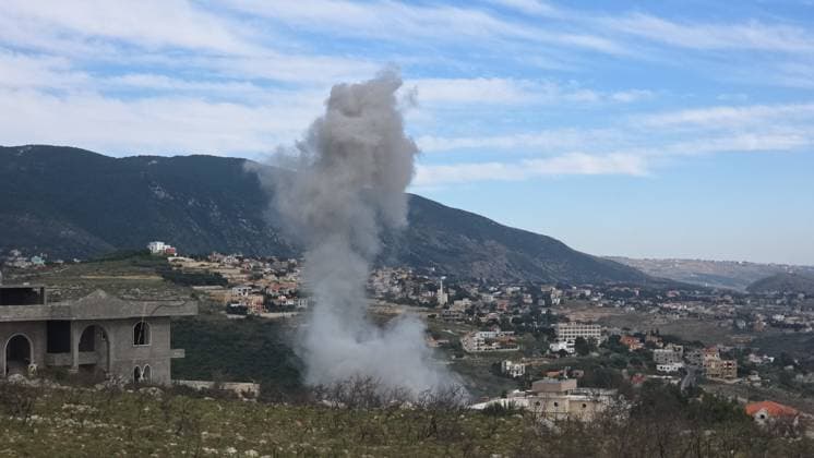 News Bilder des Tages Israeli attacks continue on southern Lebanon despite the ceasefire NABATIEH, LEBANON - JUNE 3: Smoke rises over the area following the Israeli airstrike, violating the ceasefire agreement in Houmine town of Nabatieh, Lebanon on June 3, 2026. Mohamad Zanaty Anadolu Nabatieh Lebanon. Editorial use only. Please get in touch for any other usage.  Copyright: x2026xAnadoluxMohamadxZanatyx