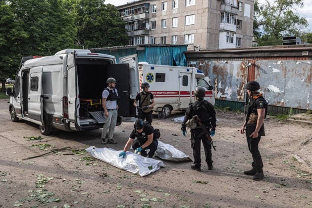 News Bilder des Tages Aftermath of a Russian airstrike in Druzhkivka and Kramatorsk KRAMATORSK, UKRAINE - JUNE 3: Police officers examine the bodies of civilians killed following a Russian air strike using KAB bombs on the centre of Kramatorsk, Ukraine, 3 June 2026 Diego Herrera Carcedo Anadolu Kramatorsk Ukraine. Editorial use only. Please get in touch for any other usage.  Copyright: x2026xAnadoluxDiegoxHerreraxCarcedox