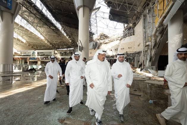 News Bilder des Tages (260603) -- FARWANIYA GOVERNORATE, June 3, 2026 -- This handout photo shows Kuwaiti Prime Minister Sheikh Ahmad al-Abdullah al-Sabah (C) inspecting the damaged airport after an attack, in Farwaniya Governorate, Kuwait, on June 3, 2026. Earlier on Wednesday, Kuwait s Ministry of Foreign Affairs said one person was killed and several others injured after ballistic missiles and drones struck civilian and vital facilities across the country, including Kuwait International Airport, in attacks Kuwait attributed to Iran. ( Handout via Xinhua) KUWAIT-FARWANIYA GOVERNORATE-AIRPORT-ATTACK-AFATERMATH OfficexofxPrimexMinister 