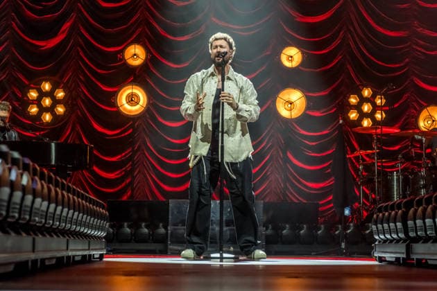 Calum Scott tritt am 3. Juni 2026 im Rahmen seiner The Avenoir Tour in der QUARTERBACK Immobilien ARENA in Leipzig auf. Rund 4.500 Zuschauer verfolgten das Konzert des britischen Sängers und Songwriters, der unter anderem die Hits You Are The Reason, Dancing On My Own, Biblical und No Matter What sowie aktuelle Songs seines neuen Albums präsentierte. Bekannt wurde Scott 2015 durch seine Teilnahme an der britischen Castingshow Britain™s Got Talent, wo er mit seiner Interpretation von Dancing On My Own den Golden Buzzer erhielt und international Aufmerksamkeit erlangte. Calum Scott Leipzig
