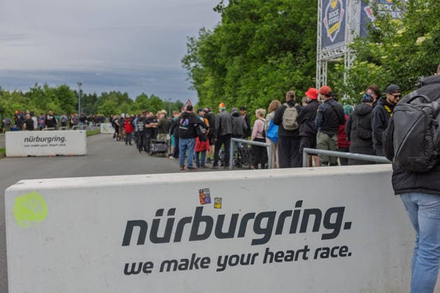 Rock am Ring 2026 auf dem Nürburgring - 03.06.26 Anstehen für den LIDL Rock Store - Erster Anreisetag am Mittwoch, 03.06.2026, zu Rock am Ring 2026 am Nürburgring in der Eifel. Das dreitägige Musikfestival findet vom 5. bis 7. Juni 2026 statt und gehört zu den größten Open-Air-Festivals Deutschlands. Nürburg Nürburgring Rheinland-Pfalz Deutschland Copyright: xMarcxJohnx