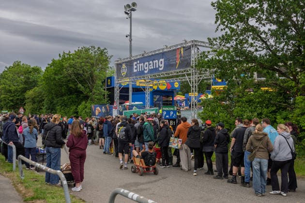 Rock am Ring 2026 auf dem Nürburgring - 03.06.26 Anstehen für den LIDL Rock Store - Erster Anreisetag am Mittwoch, 03.06.2026, zu Rock am Ring 2026 am Nürburgring in der Eifel. Das dreitägige Musikfestival findet vom 5. bis 7. Juni 2026 statt und gehört zu den größten Open-Air-Festivals Deutschlands. Nürburg Nürburgring Rheinland-Pfalz Deutschland Copyright: xMarcxJohnx