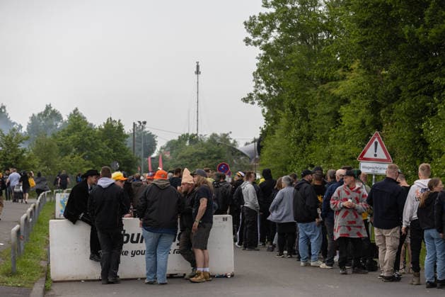 Rock am Ring 2026 auf dem Nürburgring - 03.06.26 Anstehen für den LIDL Rock Store - Erster Anreisetag am Mittwoch, 03.06.2026, zu Rock am Ring 2026 am Nürburgring in der Eifel. Das dreitägige Musikfestival findet vom 5. bis 7. Juni 2026 statt und gehört zu den größten Open-Air-Festivals Deutschlands. Nürburg Nürburgring Rheinland-Pfalz Deutschland Copyright: xMarcxJohnx