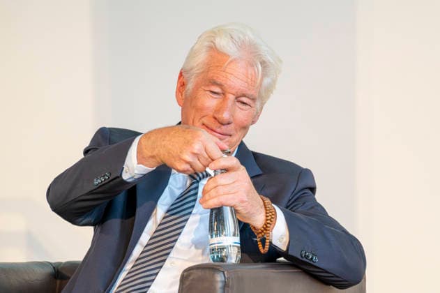 Richard Gere EUR, Deutschland, Berlin, 04.06.2026: Kavalier Richard Gere schenkt den Damen ein - besucht eine Initiative zur Migrations Debatte der Hertie School und der Gere Foundation . Ziel ist es, die Art und Weise zu bekämpfen, wie Migration wahrgenommen wird in der politischen Debatte und dessen Auswirkung auf Recht und Governance in Europa und Afrika.
