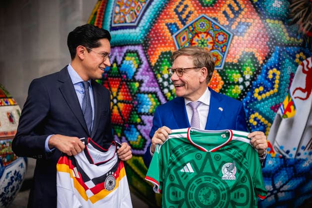 (R-L) Johann Wadephul (CDU), Bundesaussenminister, und Roberto Velasco Alvarez, Aussenminister von Mexiko, tauschen Fussball-Trikots im Rahmen eines Treffens in Mexiko Stadt, 04.06.2026. Fotografiert im Auftrag des Auswaertigen Amtes Mexiko Stadt Mexiko Copyright: xJulianexSonntag AAx