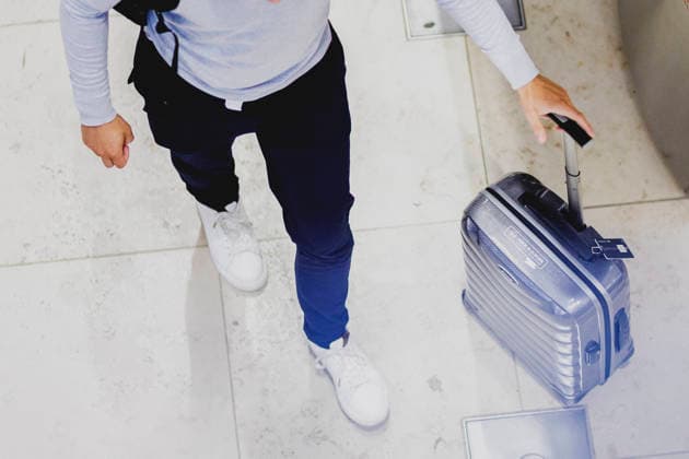 Ein Koffer wird gezogen von einer Person am Flughafen BER Berlin Brandenburg, aufgenommen in Schoenefeld, 04.06.2026. Schoenefeld Deutschland Copyright: xFlorianxGaertnerx