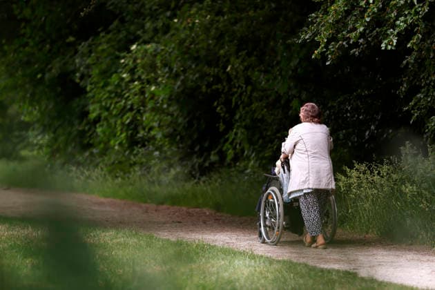 Eine ältere Dame schiebt einen Rollstuhl mit einer weiteren rüstigen Dame durch einen Park. (Themenbild, Symbolbild) Köln, 02.06.2026 NRW Deutschland Copyright: xChristophxHardtx