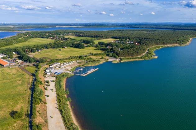 Lausitzer Seenland - Partwitzer See DEU Deutschland Sachsen Partwitz, 03.06.2026, Partwitzer See mit Strand und Ortslage Partwitz im Lausitzer Seenland, Das Lausitzer Seenland soll Ende Juni 2026 offiziell als zusammenhaengende und schiffbare Seenkette eroeffnet werden. Luftaufnahme mit einer Drohne.