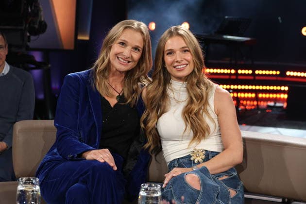 Lola Weippert, Moderatorin, und ihre Mutter Conny (links), zu Gast in der NDR Talk Show am 5.6.2026, Fototermin vor der Sendung im 3. Programm des NDR Fernsehen im Fernsehstudio Hamburg Lokstedt