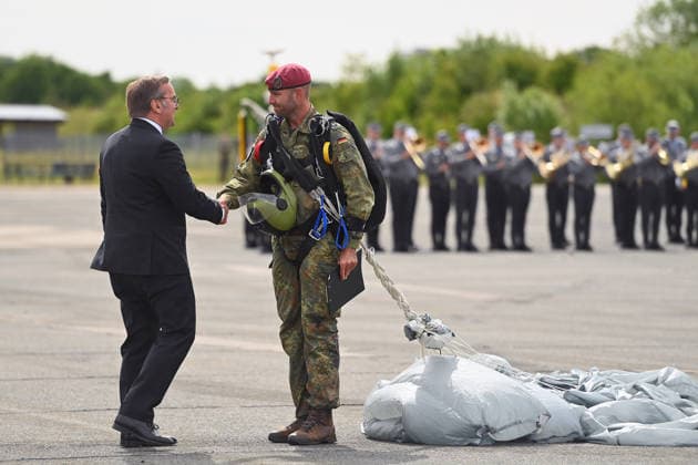 Sprungdienst Fallschimrspringer landet auf dem Appellplatz und bringt die Befoerderungsurkunden,Befoerderungsappell, wird von Verteidigungsminister Boris PISTORIUS begruesst, Tag der Bundeswehr 2026 am 06.06.2023 an der Universitaet der Bundeswehr in Neubiberg.
