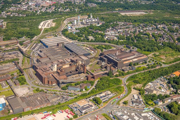 Luftbild, Gewerbegebiet mit Hüttenwerk ArcelorMittal, hinten Linde Gas, Laar, Duisburg, Ruhrgebiet, Nordrhein-Westfalen, Deutschland !ACHTUNGxMINDESTHONORARx60xEURO!