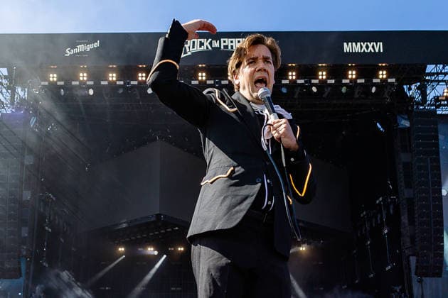 Musikfestival Rock im Park 2026 - THE HIVES, Nürnberg, 07.06.2026 Howlin Pelle Almqvist (Per Almqvist), Frontsänger der schwedischen Rockband The Hives, beim Auftritt auf der Hauptbühne. Mit erhobener Faust und Mikrofon in der Hand liefert er eine energiegeladene Bühnenperformance. Nürnberg Bayern Deutschland