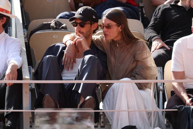 ROLAND GARROS PHOTOPQR LE PARISIEN Le Parisien Arnaud Journois PARIS 07 06 2026 Paris Stade Roland Garros, le 7 juin 2026 Tennis Internationaux de France de Roland Garros Simple Messieurs Court Philippe Chatrier finale Alexander Zverev vs Flavio Cobolli Pierre Niney et sa compagne, Natasha Andrews Photo Le Parisien Arnaud Journois Roland Garros French Open tennis tournament, in Paris, France, on 07 June 2026 PARIS France  Copyright: xPHOTOPQR LExPARISIEN MAXPPPxLexParisienx xArnaudxJournoisx 20260607LPA2265 20260607LPA2265