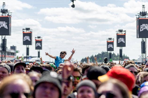 Fans vor der großen Utopia Stage während des Auftritts der US-amerikanischen Rap-Rock-Band Hollywood Undead im Rahmen des Festivals Rock am Ring 2026 am Nürburgring. Nürburg Rock am Ring Rheinland-Pfalz Germany