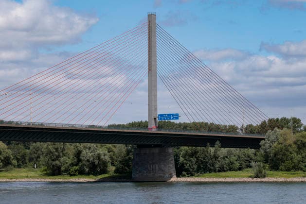 Seit dem 3. Juni 2026 ist die Friedrich-Ebert-Brücke, lokal als Nordbrücke bekannt, für den Auto-, Fuß- und Radverkehr gesperrt. Die Brücke verbindet als A565 das linksrheinische Bonn mit der ca. 660 m langen Vorlandbrücke, der ca. 520m langen Strom- und der ca. 110m langen Vorlandbrücke rechtrheinisch mit dem Rhein-Sieg-Kreis. Etwa 100.000 Fahrzeuge passierten täglich diese Brücke. Die festgestellten massiven Schäden von Rissen im Beton und Korrosionsschäden vor allem an der linksrheinischen Vorlandbrücke sind wohl enorm. Die Sperrung gilt als worst case-Szenario für die Stadt Bonn selbst und für das gesamte Umland. Bonn, 07.06.2026