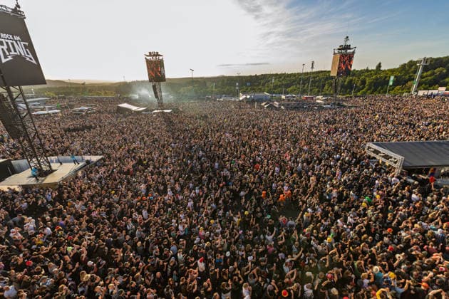 Rock am Ring 2026. Volles Infield- 07.06.26 Zehntausende Besucher stehen am späten Nachmittag im dicht gefüllten Infield vor der Utopia Stage bei Rock am Ring 2026 auf dem Nürburgring in Nürburg. Die Utopia Stage, die im Fahrerlager steht, ist die größte der drei Festivalbühnen; die beiden weiteren Bühnen sind auf dem weitläufigen Gelände verteilt. Das Festival ist ausverkauft. Nürburg Nürburgring Rheinland-Pfalz Deutschland Copyright: xMarcxJohnx