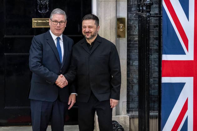 June 7, 2026, London, London, UK: LONDON, UK. President of Ukraine Volodymyr Zelenskyy arrives in Downing Street for talks with Prime Minister Sir Keir Starmer alongside President of France Emmanuel Macron and Chancellor of Germany Friedrich Merz. The talks are to discuss ongoing European support and solidarity for Ukraine. London UK  - ZUMAl94_ 20260607_zaf_l94_004 Copyright: xStephenxChungx