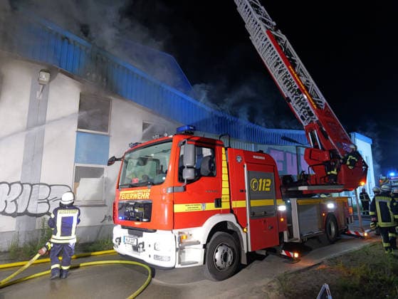 Großbrand in Wunstorf 180 Feuerwehrleute kämpfen gegen einen Brand in einer ehemaligen Lagerhalle. Starke Hitzentwicklung erschwert Löscharbeitenb. Copyright: xBerndxGüntherx