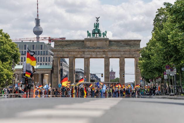 Regierungskritische Protestaktion 8.6.2026, Berlin. Grossdemonstration am Brandenburger Tor. Regierungskritische Protestaktion, die unter dem Namen 1MillionProjekt laeuft. Berlin Deutschland