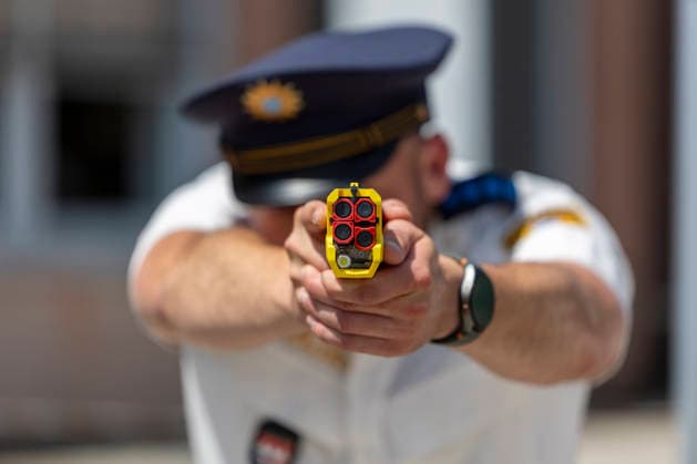Ein Polizeibeamter zielt mit einem Taser 7 während der Pilotphase-Demonstration am 8. Juni 2026 in der Polizeiinspektion Schweinfurt. Das Distanz-Elektroimpulsgerät (DEIG) wird in einsatzbereiter Position gehalten und auf ein Ziel ausgerichtet. Copyright: HMBxMedia xHeikoxBecker