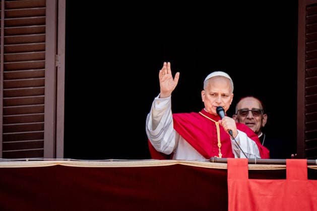 June 9, 2026, Barcelona, Spain: Pope Leo XIV greets the faithful from the balcony of the episcopal residence in Barcelona s Gothic Quarter during the first day of his visit to the Catalan capital. Barcelona Spain  - ZUMAb137 20260609_fap_b137_009 Copyright: xJordixBoixareux