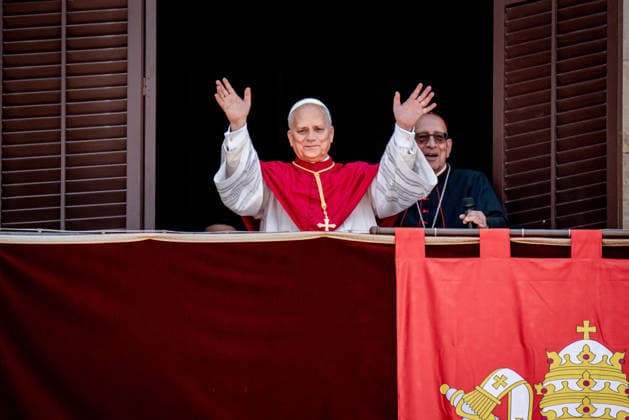 June 9, 2026, Barcelona, Spain: POPE LEO XIV greets the faithful from the balcony of the episcopal residence in Barcelona s Gothic Quarter during the first day of his visit to the Catalan capital. Barcelona Spain - ZUMAb137 20260609_fap_b137_011 Copyright: xJordixBoixareux