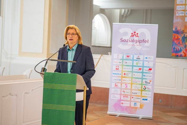 Am Dienstag (9.6.2026) findet in Saarbrücken der saarländische Sozialgipfel statt. Eine der zentralen Forderungen von Gewerkschaften, Kirchen und Verbänden: Der Staat müsse in den Sozialstaat unter anderem in Renten-, Kranken- und Pflegeversicherung investieren, statt dort zu kürzen. Die derzeitige Debatte um eine Reform des Sozialstaats wird heute Nachmittag auch Thema beim saarländischen Sozialgipfel in Saarbrücken sein. Zum 30-jährigen Bestehen des Gipfels stellen Gewerkschaften, Kirchen sowie Sozial- und Wohlfahrtsverbände eine neue Sozialstaats-Charta vor - im Beisein von Ministerpräsidentin Anke REhlinger.
