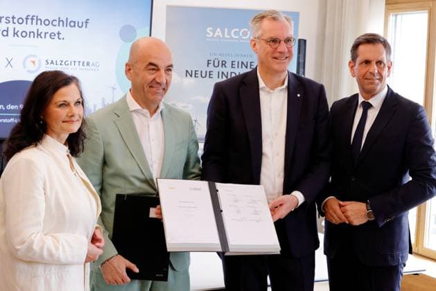 Gitta Connemann, Parlamentarische Staatssekretärin im BMWE, EWE-CEO Stefan Dohler, Gunnar Groebler, CEO der Salzgitter AG, Niedersachsens Ministerpräsident Olaf Lies, Deutschland, Berlin, Salzgitter AG und EWE schließen Vertrag über die Lieferung von grünem Wasserstoff