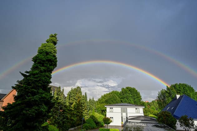 Deutschland, Schleswig-Holstein, Wedel, 09.06.2026: Nach einem starkem Regenguss zeigt sich ein doppelten Regenbogen über Wedel (Schleswig-Holstein) Regenbogen über Wedel