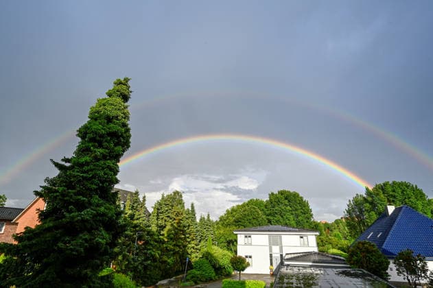 Deutschland, Schleswig-Holstein, Wedel, 09.06.2026: Nach einem starkem Regenguss zeigt sich ein doppelten Regenbogen über Wedel (Schleswig-Holstein) Regenbogen über Wedel