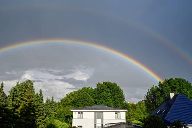 Deutschland, Schleswig-Holstein, Wedel, 09.06.2026: Nach einem starkem Regenguss zeigt sich ein doppelten Regenbogen über Wedel (Schleswig-Holstein) Regenbogen über Wedel