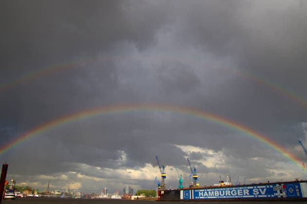 Hamburg, Regenbogen über dem Hafen Nach einem Gewitter erscheinen zwei Regenbögen über dem Hamburger Hafen.