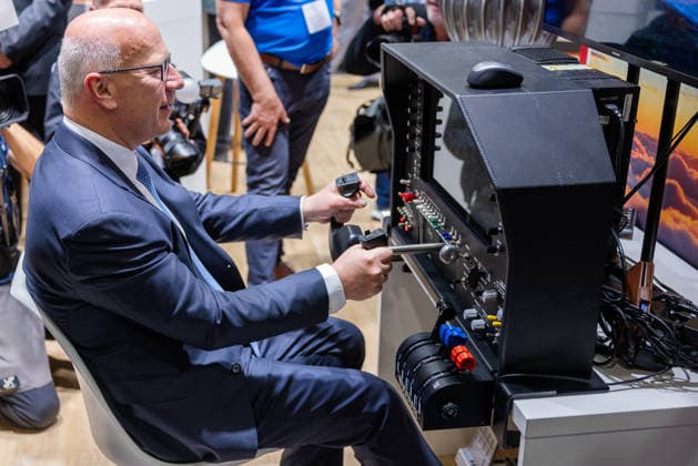 Presserundgang auf der ILA Berlin 2026, Berlin, 09.06.2026 Kai Wegner, Regierender Bürgermeister von Berlin (CDU), bedient die Steuerknüppel eines Flugsimulators. Begleitet wird er dabei von Pressefotografen und Messebesuchern.