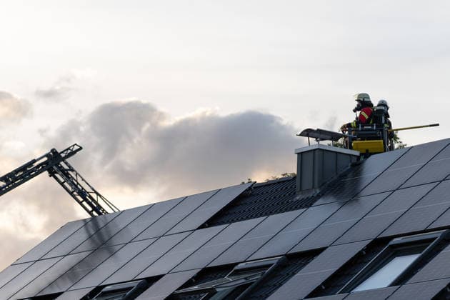Feuer in Dachgeschosswohnung Am 09.06.2026 brach gegen 19:43 Uhr in einem Mehrfamilienhaus an der Zentlinde in Erbach ein Brand im Dachgeschoss aus. Die Feuerwehren Erbach und Michelstadt verhinderten durch schnelles Einschreiten ein Übergreifen auf weitere Wohnungen. Die Dachgeschosswohnung war wegen Renovierungsarbeiten unbewohnt und ist nach dem Brand zunächst nicht mehr bewohnbar, die übrigen Bewohner blieben unverletzt. Die Ermittlungen zur Brandursache führt das Kommissariat 10 der Kriminalpolizei Erbach; Hinweise auf vorsätzliche Brandlegung lagen nach Polizeiangaben zunächst nicht vor. Erbach Hessen Deutschland