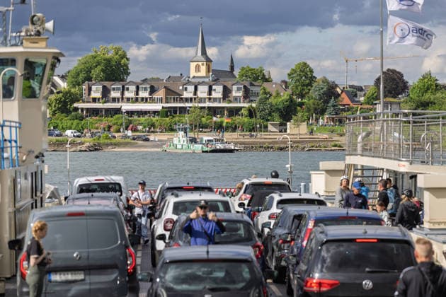 Sperrung Nordbrücke Bonn: Fährenbetrieb der Rheinfähre Mondorf Die unerwartete Sperrung der Friedrich-Ebert-Brücke, (Nordbrücke, A565) in Bonn führt zu erheblichen Verkehrsbehinderungen. Auch am Fähranleger in Bonn-Graurheindorf staut sich der Verkehr vor der Rheinfähre Mondorf. Im Berufsverkehr werden zeitweise zwei Fähren gleichzeitig eingesetzt. Wartezeiten von über einer Stunde sind dort keine Seltenheit. Bonn Graurheindorf Nordrhein-Westfalen Deutschland Copyright: xMarcxJohnx