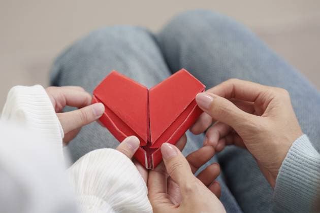 Hände, die ein rotes Origami Herz halten, symbolisiert Liebe und Verbundenheit Hände, die ein rotes Origami-Herz halten, das Liebe und Verbundenheit symbolisiert Copyright: imageBROKER WORAWEExMEEPIAN ibxiqx17882675.jpg ,model released, Symbolfoto ,property released