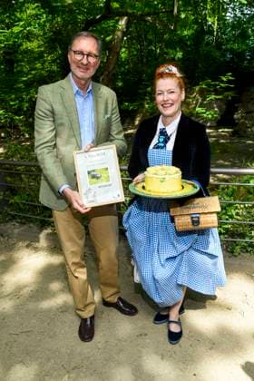 Entertainment Bilder des Tages ABB TIERTAUFE- Andreas Walter Alfred Knieriem Zoodirektor mit Enie van de Meiklokjes die Fernsehmoderatorin und Backfee mit Geburtstags Torte als Ehrepatin bei der Taufe des Zwerghippo Jungtier auf den Namen Broetchen im Zoo Berlin am 10.06.2026 in Berlin Berlin Deutschland